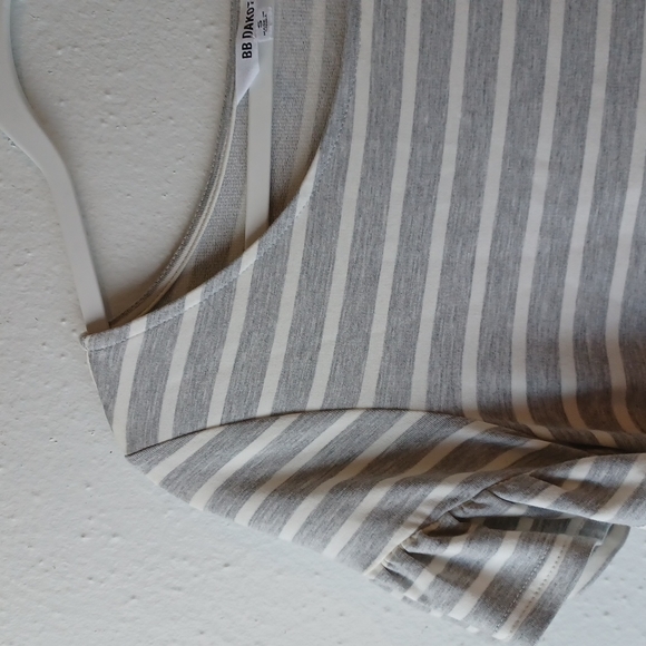BB Dakota Grey/White Ruffle Sleeve Top Size S - Picture 3 of 8